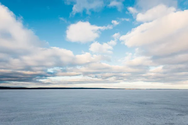 Peisaj Iarnă Vedere Lacul Acoperit Zăpadă Înghețată Apusul Soarelui Pădure — Fotografie, imagine de stoc