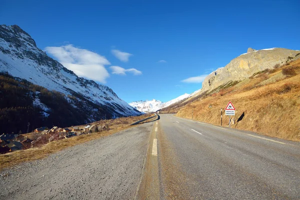 Una Carretera Vacía Las Montañas Los Alpes Franceses Una Vista — Foto de Stock