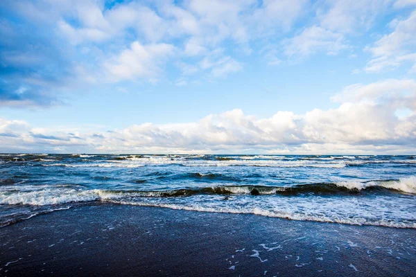 Färgglad Vintersolnedgång Kalla Stormiga Vågor Och Moln Över Östersjön Lettland — Stockfoto