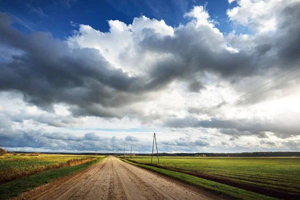 Outono Nuvens Tempestade Acima Estrada Terra Vazia Campos Agrícolas Floresta — Fotografia de Stock