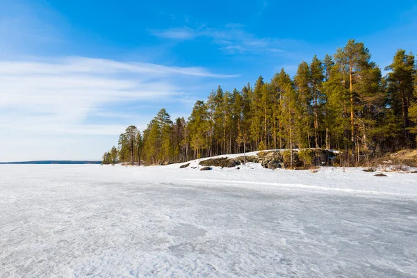 Czyste Błękitne Niebo Nad Pokrytą Śniegiem Zamarzniętą Rzeką Stare Wiecznie — Zdjęcie stockowe