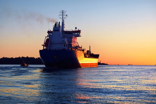 Großes Frachtschiff Und Lotsenboot Bei Sonnenuntergang Aus Nächster Nähe Leuchtturm — Stockfoto