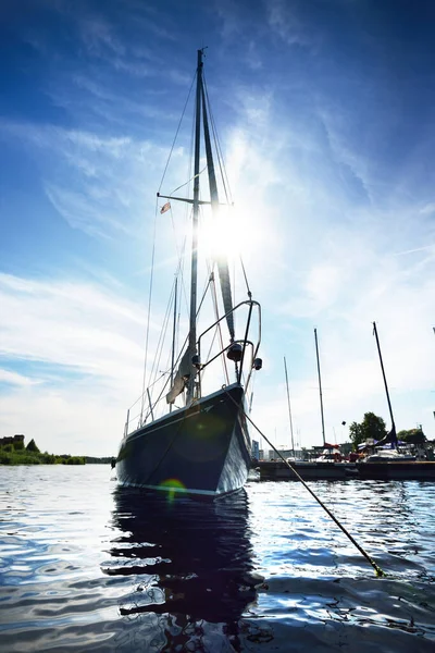 青いループを装備したヨットは 晴れた夏の日に桟橋に係留され クローズアップ 水からの眺め 明るい青空と太陽の光 ラトビアのリガ港 — ストック写真