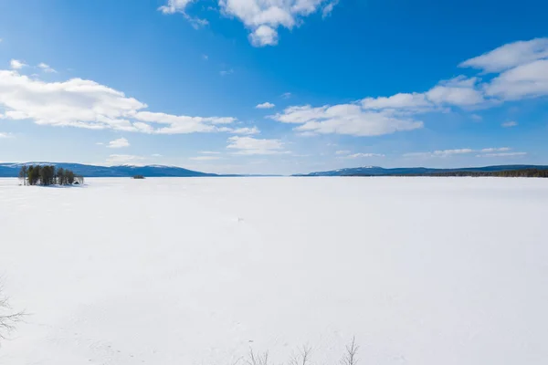 Vista Panoramica Sul Lago Ghiacciato Montagne Innevate Foreste Conifere Sullo — Foto Stock