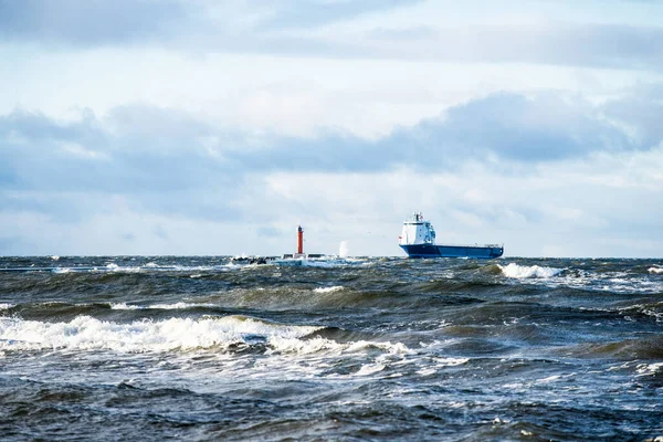 Groot Blauw Vrachtschip Oostzee Golven Stormachtige Wolken Vuurtoren Achtergrond Oostzee — Stockfoto