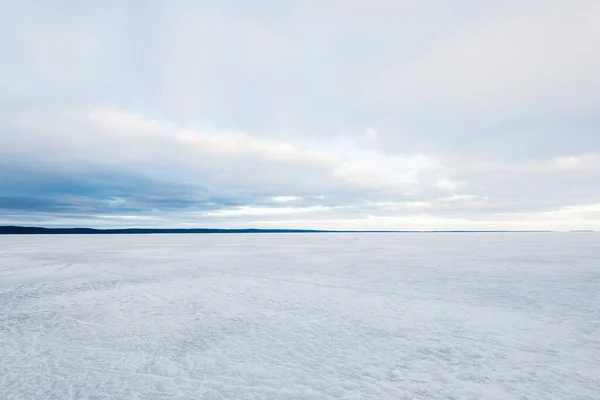 Vinterlandskap Över Den Frusna Snötäckta Sjön Vid Solnedgången Skog Bakgrunden — Stockfoto