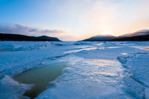 Eisdruckkamm Der Kandalaksha Bucht Bei Sonnenuntergang Bunte Abendwolken Hintergrund Berge — Stockfoto