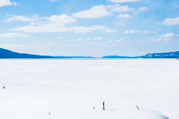 Πανοραμική Θέα Της Παγωμένης Λίμνης Χιονισμένα Βουνά Και Κωνοφόρα Δάση — Φωτογραφία Αρχείου