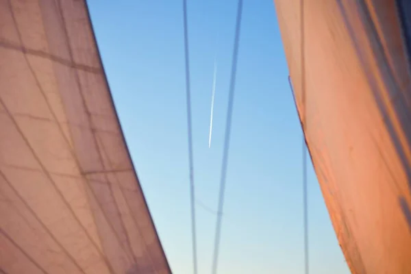 Vita Segel Slup Riggad Yacht Mot Klarblå Himmel Med Plan — Stockfoto