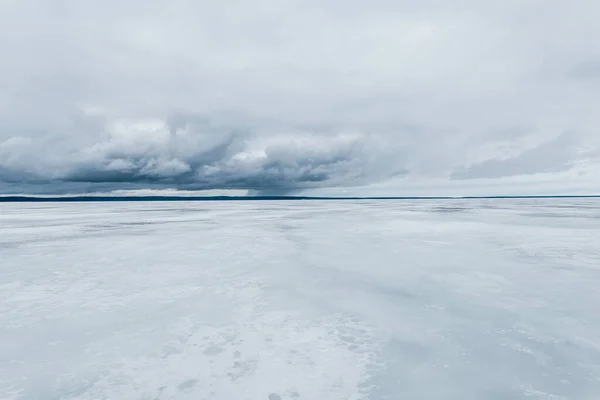 Winterlandschap Uitzicht Het Bevroren Besneeuwde Meer Bos Achtergrond Avonds Stormachtig — Stockfoto