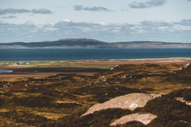Islay Adası 'nın kayalık kıyıları ve vadilerin panoramik manzarası. Inner Hebrides, İskoçya, İngiltere. Idyllic manzara. Seyahat yerleri, ulusal dönüm noktası, eğlence, çevresel koruma