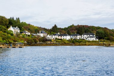 Tarbert, İskoçya, İngiltere 'nin kayalık kıyılarındaki geleneksel taş ve tuğla kır evleri. Mimarlık, seyahat merkezleri, ulusal dönüm noktası, eğlence, eko turizm, tatiller, macera, keşif