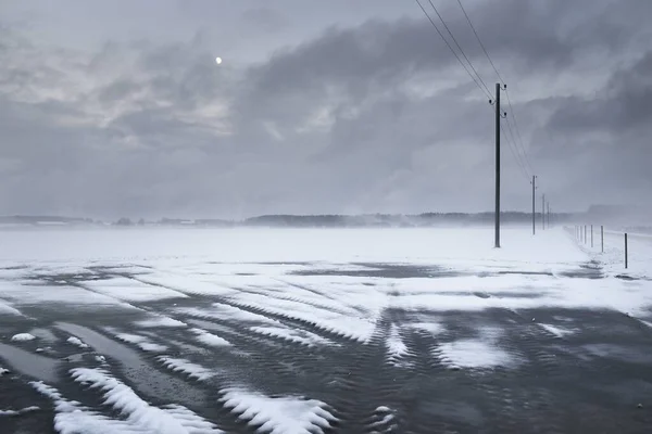 Schneebedeckte Landwirtschaftliche Äcker Und Wälder Unter Dramatischem Himmel Schneesturm Traktorspuren — Stockfoto