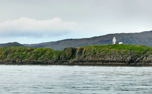 島の緑の海岸 谷や丘のパノラマビュー 小さな灯台が近くにあります インナーヘブリディーズ Argyll Bute スコットランド イギリス — ストック写真