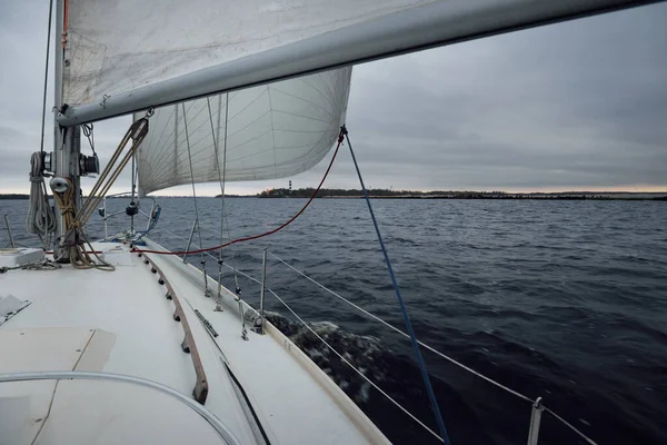 Ensam Fyr Den Mörka Dramatiska Solnedgången Efter Regnet Utsikt Från — Stockfoto