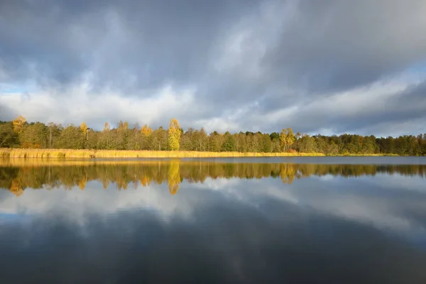 Vista Panorâmica Lago Floresta Sob Céu Dramático Nascer Sol Nuvens — Fotografia de Stock