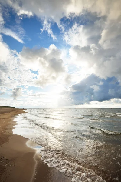 日落时分的雷雨过后 波罗的海海岸上空晴朗的天空闪烁着大量发光的积云 戏剧化的云雾 风景如画 变化无常的天气 旅游目的地 生态旅游概念 — 图库照片