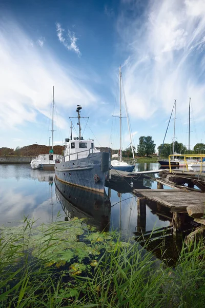 Gammal Blå Bogserbåt Närbild Yachter Och Båtar Förtöjda Vid Brygga — Stockfoto