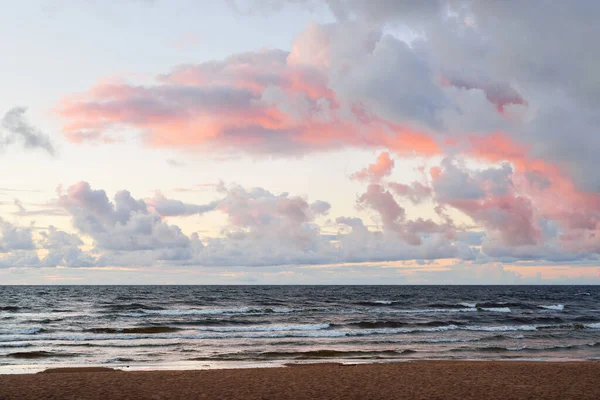 Heldere Lucht Met Veel Gloeiende Kleurrijke Roze Cumulus Wolken Boven — Stockfoto