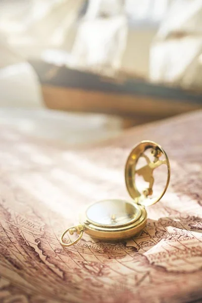 Retro Stili Altın Antika Pusula Güneş Saati Ahşap Uzun Gemi — Stok fotoğraf