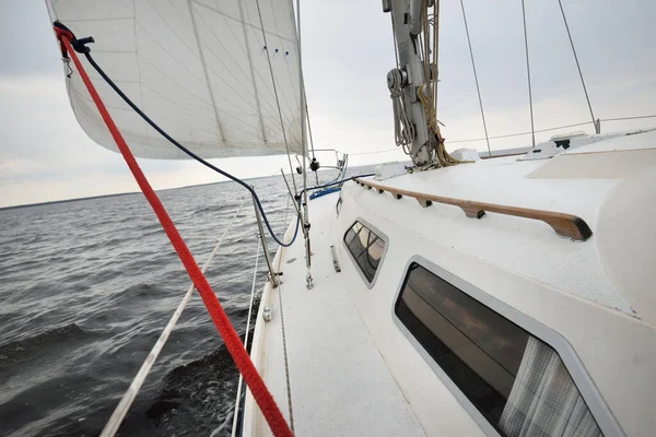 Witte Jacht Zeilen Noordzee Een Onweersbui Noorwegen Dramatische Hemel Met — Stockfoto