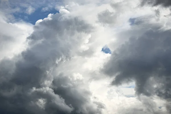 Klarer Blauer Himmel Mit Strahlend Weißen Kumuluswolken Nach Einem Gewitter — Stockfoto