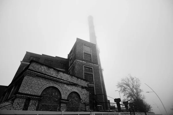 Viejo Edificio Ladrillo Rojo Con Una Tubería Fábrica Una Niebla —  Fotos de Stock