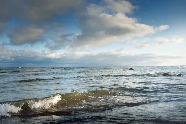 冬のバルト海のパノラマビュー 輝く積雲と澄んだ青い空 水面の質感 水がクローズアップされます 悪天候 気候変動 — ストック写真