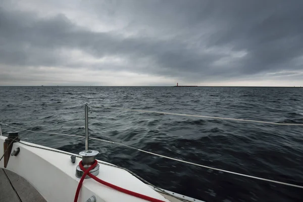 Faro Solitario Bajo Cielo Oscuro Dramático Atardecer Después Lluvia Una — Foto de Stock