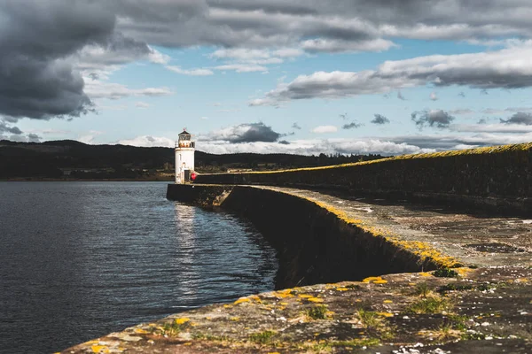 Passeio Vazio Até Velho Farol Perto Marinhas Rochosas Fundo Paisagem — Fotografia de Stock