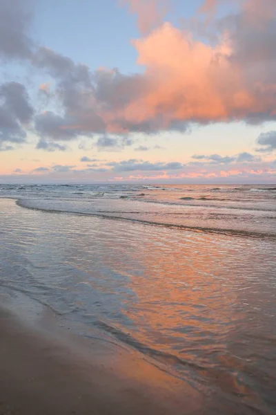 Panoramatický Výhled Baltské Moře Písčitého Pobřeží Jasná Zapadající Obloha Barevné — Stock fotografie