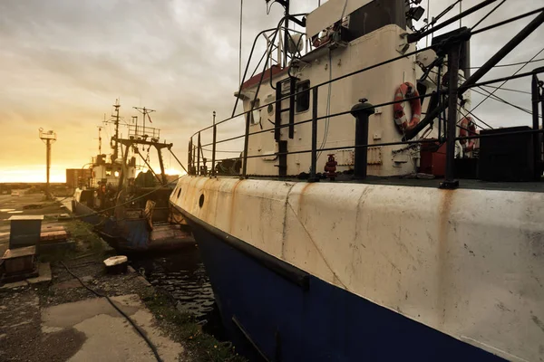 小さな船 ボート は日没時に漁港の桟橋に係留されました ラトビアのベントスピルス 農業食品産業 伝統工芸品 貨物輸送 環境被害の概念 — ストック写真