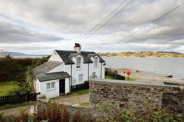 Een Lege Landweg Klein Traditioneel Huis Aan Rotsachtige Kust Van — Stockfoto