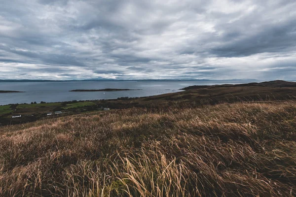 ジュラ島の海岸 山や谷のパノラマの空中ビュー 曇った青空 嵐の天気 Jura Inner Hebrides Scotland Ukの一部 旅行先 — ストック写真