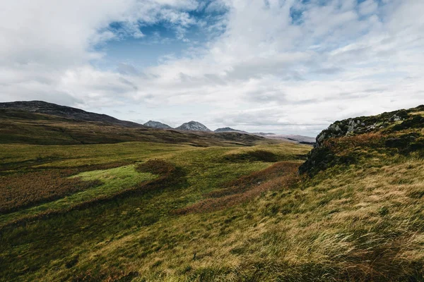 stock image Panoramic view of the valley near the highest mountain peak of Paps of Jura (Beinn an ir) under the dark storm sky. Dramatic clouds. Jura island, Inner Hebrides, Scotland, UK. Atmospheric landscape.