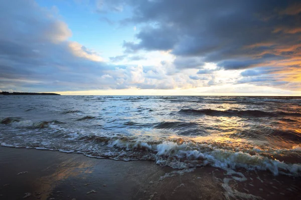 夕暮れ時の雷雨の後 バルト海の海岸の上に多くの暗い輝く積雲と澄んだ空 劇的な雲景 暖かい金色の光 絵のような景色 悪天候 気候変動 — ストック写真