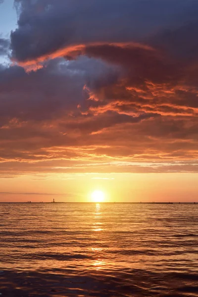 Mar Báltico Pôr Sol Céu Dramático Com Nuvens Brilhantes Refletindo — Fotografia de Stock