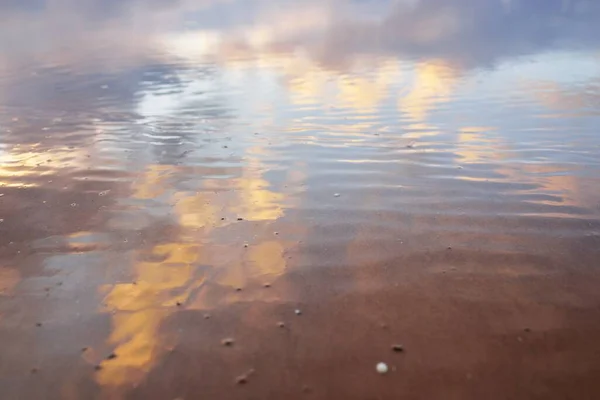 Orilla Arenosa Del Mar Báltico Cielo Claro Atardecer Coloridas Nubes — Foto de Stock