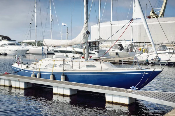 Elegante Und Moderne Segelboote Mieten Die Klaren Tagen Einem Pier — Stockfoto