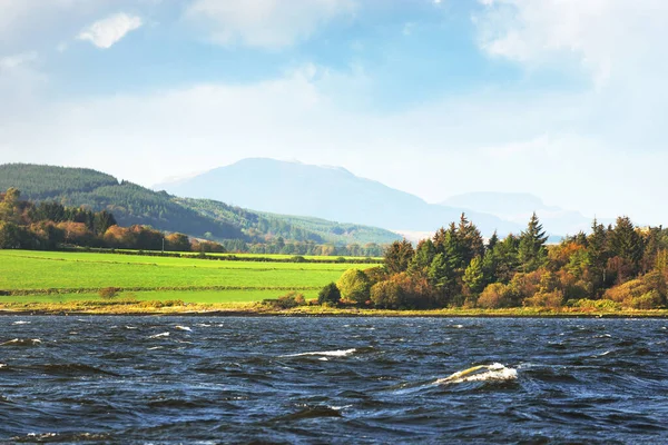 Panoramisch Uitzicht Vanaf Het Water Rotsachtige Rivieroevers Bomen Heuvels Bergen — Stockfoto