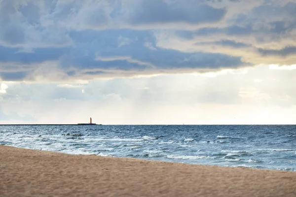 Céu Limpo Com Muitas Nuvens Cúmulos Brilhantes Acima Costa Mar — Fotografia de Stock