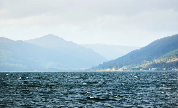 Blick Vom Wasser Auf Das Felsige Flussufer Landhäuser Bäume Hügel — Stockfoto