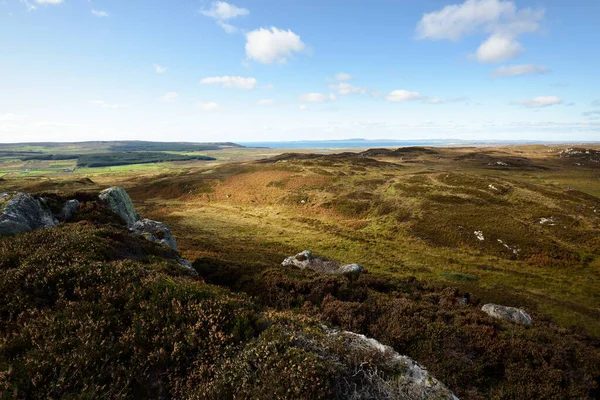島の岩の海岸 谷や丘の空中ビュー インナーヘブリディーズ Argyll Bute スコットランド イギリス — ストック写真