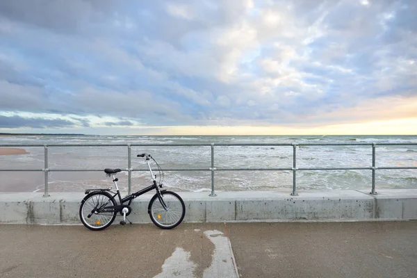 Крупный План Велосипеда Пустая Пешеходная Дорожка Набережная Балтийскому Морю Закате — стоковое фото