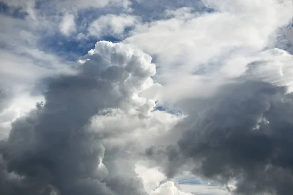 Klarer Blauer Himmel Mit Strahlend Weißen Kumuluswolken Nach Einem Gewitter — Stockfoto
