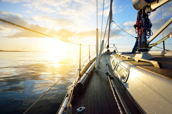 Sloop Equipado Iate Moderno Com Deck Teca Madeira Vela Nascer — Fotografia de Stock