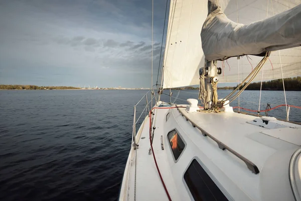 Weiße Jacht Auf Der Ostsee Nach Dem Regen Bei Sonnenuntergang — Stockfoto
