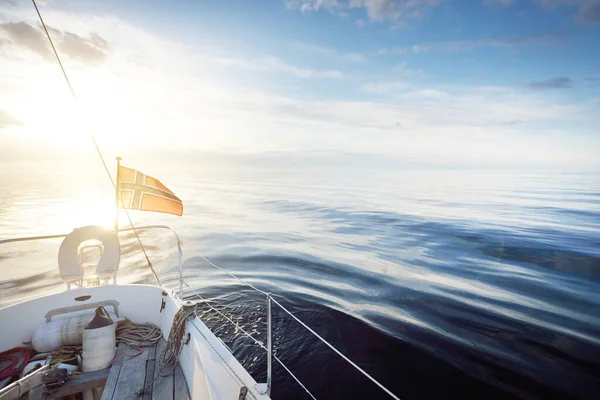 Bandera Noruega Barco Privado Vástago Velero Contra Cielo Nublado Colorido — Foto de Stock