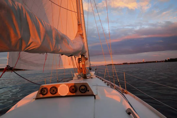 White Yacht Sailing Baltic Sea Sunset Dramatic Sky Glowing Clouds — Stock Photo, Image