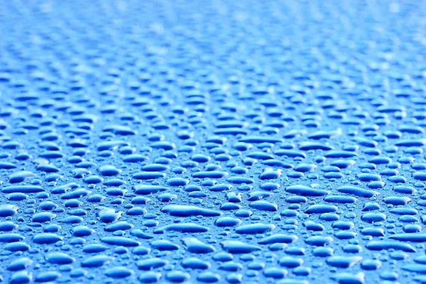 浅蓝色背景 水晶般清澈的水滴 摘要图案 概念艺术 亮晶晶 油漆纹理 图形资源 宏观摄影 水处理 — 图库照片